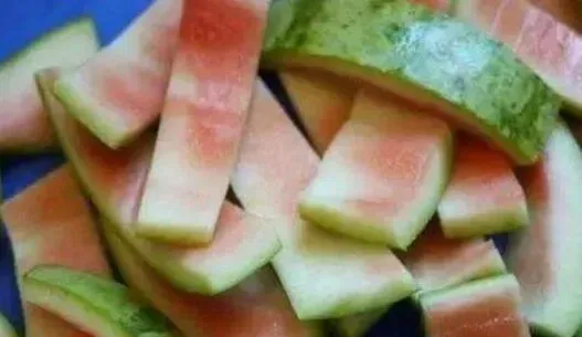 西瓜皮贴脸有什么作用 西瓜皮对皮肤的好处