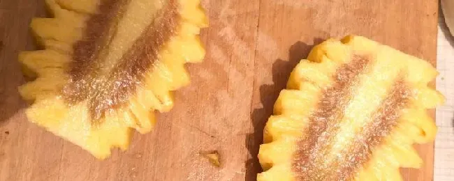 菠萝心变成褐色还可以吃吗？