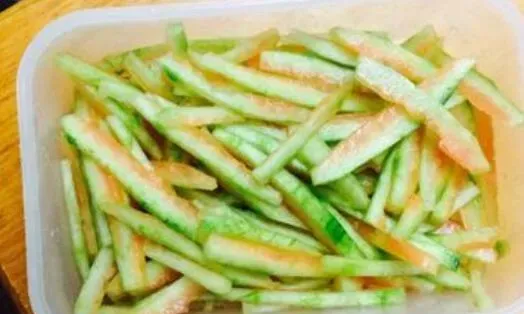 西瓜皮怎么做成软糖的？